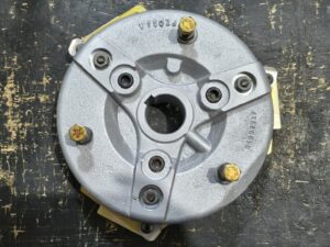 EMBREAGEM PNEUMÁTICA COLHEITADEIRA NEW HOLLAND TC55 - 826948 / TC57 - 84992213 / TC5070 - 51556230 / TC59 / TC5090 - 87374463